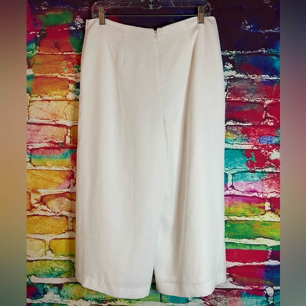 Vince Camuto White Wide Leg Pant- Pleated and back zip up! Size 10p - Picture 3 of 8